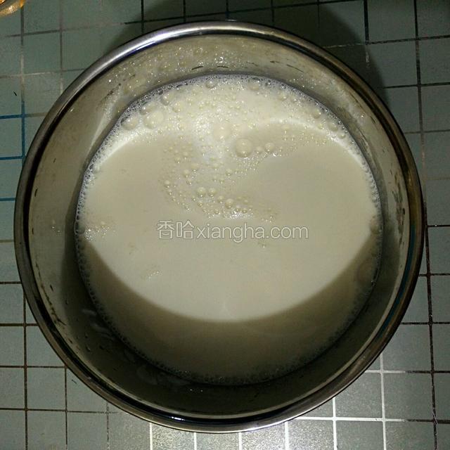 将酸奶和牛奶依次倒入发酵容器中，搅拌均匀，放到酸奶机中发酵8小时。