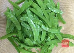 烧肉炒荷兰豆的做法图解1