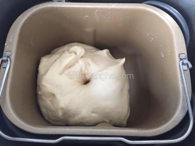 发酵至两倍大，用手戳洞不塌陷即可。
