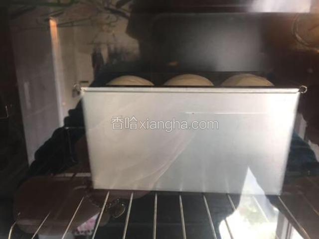 烤箱预热180度下层35分钟，中间上色后加盖子。