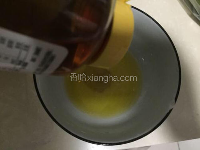 黄油微波炉加热至融化，加入蜂蜜混合均匀。