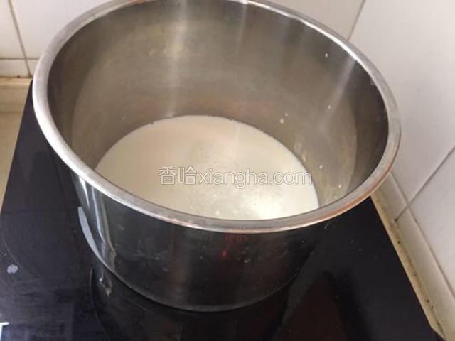 牛奶小火慢慢加热。