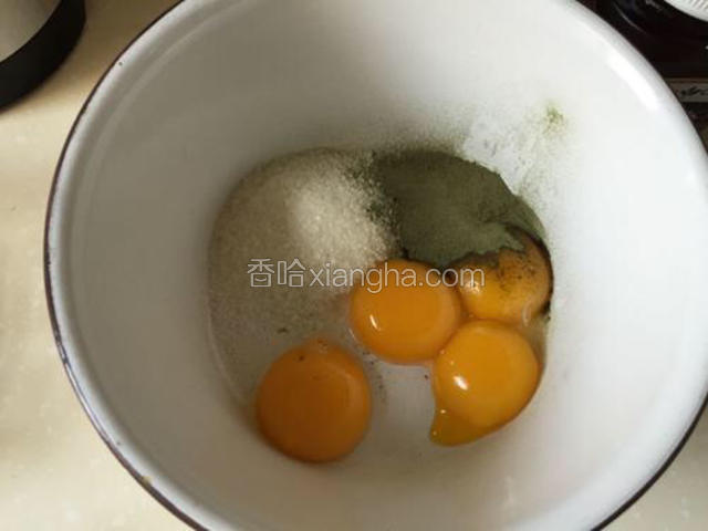 将糖，蛋黄，抹茶混合。