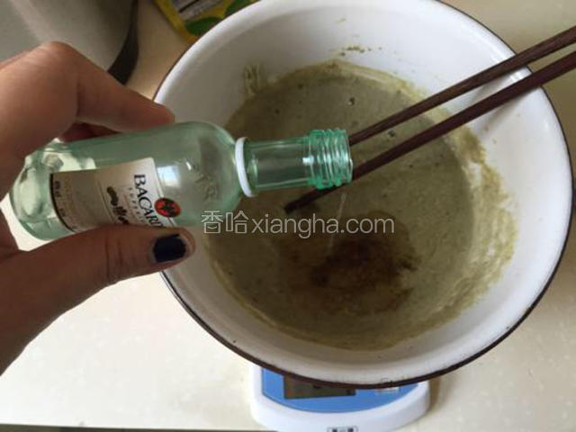 倒入朗姆酒搅拌均匀。