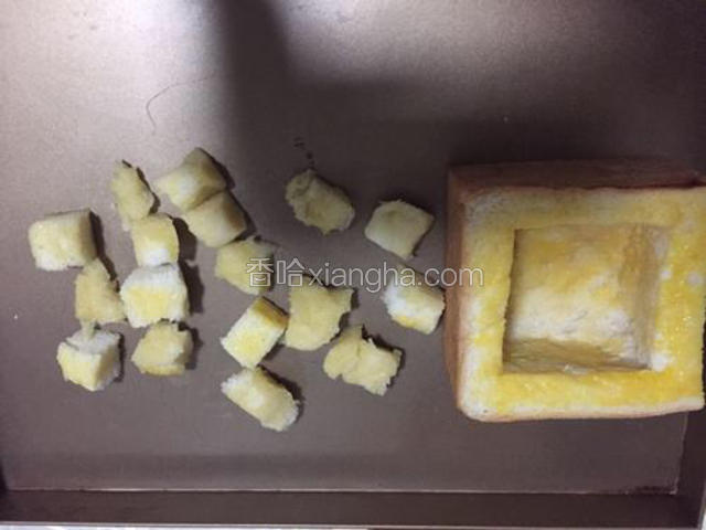 吐司和面包块涂抹黄油蜂蜜溶液入烤箱180度烤10分钟。