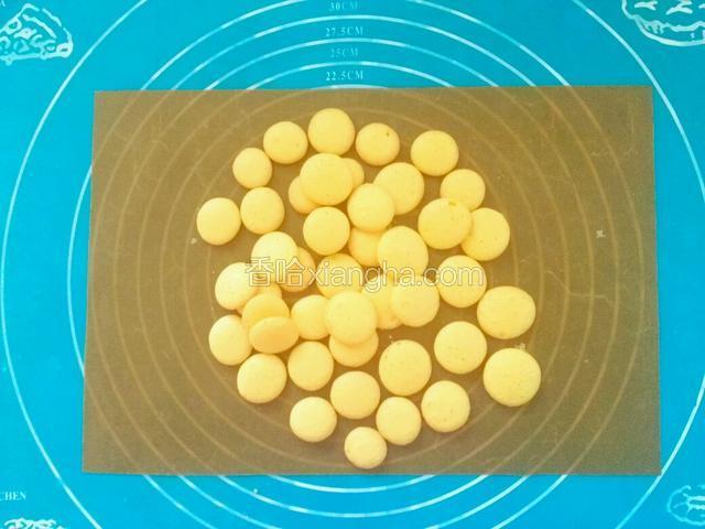 将烤盘放入预热好上下火170℃的烤箱，中上层，烤15分钟左右，直到表面金黄色即可出炉。