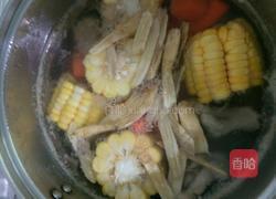 胡萝卜玉米鸡腿汤的做法图解5