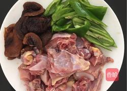 香菇炆鸡的做法图解1