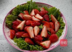 草莓沙拉的做法图解2