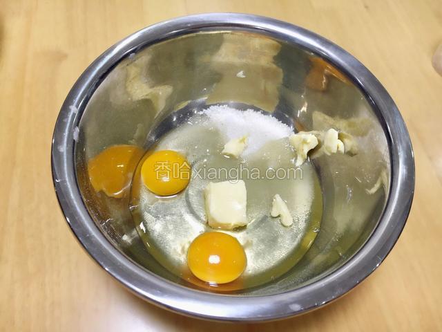黄油软化后，和糖粉、鸡蛋混合在一起，稍微搅拌一下。不要打发。