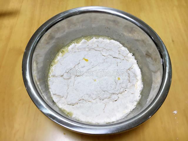 然后，倒入低筋面粉。