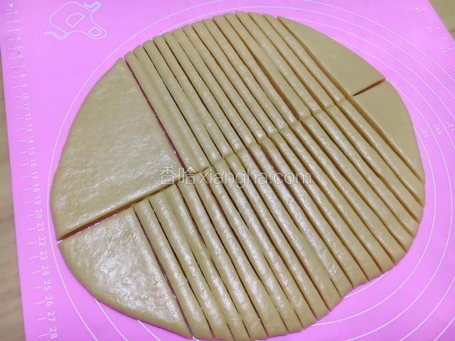 把檊好的面片，用刀切成一条条的长条。