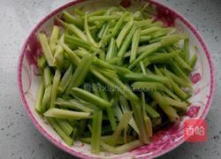 香芹炒肉的做法图解1