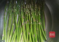 芦笋炒鸡蛋的做法图解1