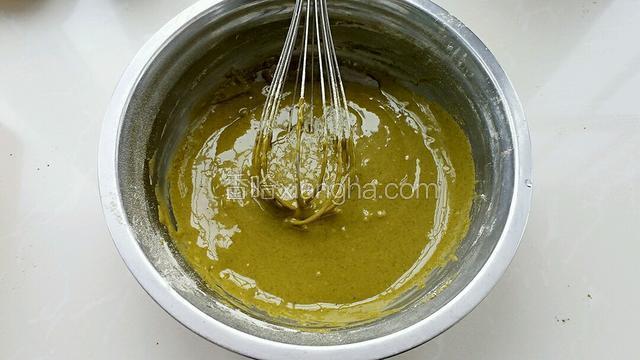 把低筋面粉和抹茶粉混合均匀后，筛入蛋黄中搅拌均匀。