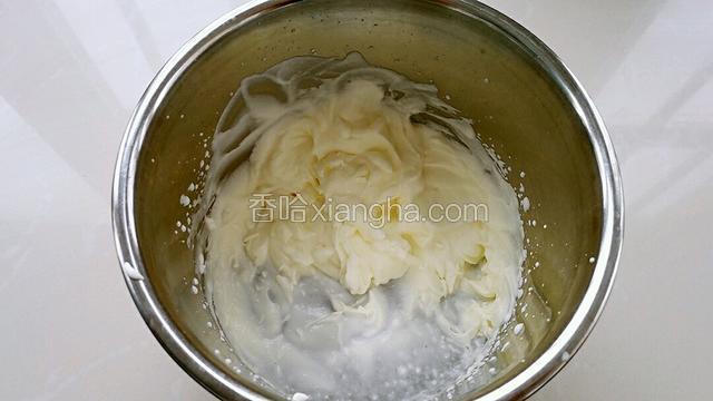 打发至有纹理可以裱花的程度，裱花袋装上菊花形裱花嘴，把打发好的淡奶油装入裱花袋中。