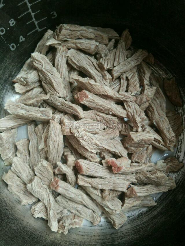 放姜片，料酒，牛肉略煮一会儿，洗干净备用