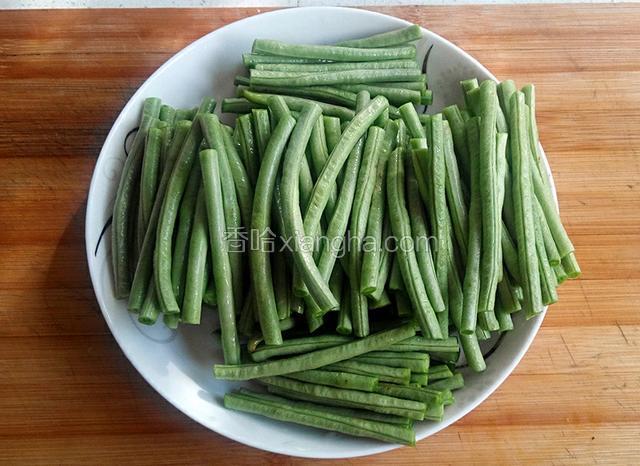 豇豆洗净切成长段