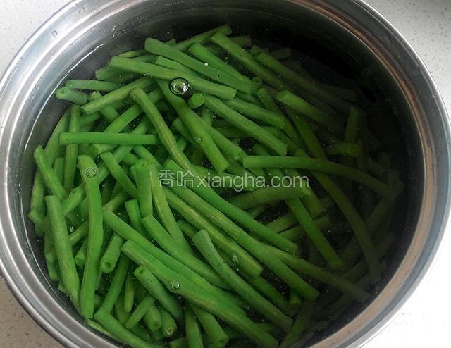 大火煮3～5分钟(煮的时间长豇豆软一点),然后快速将煮好的豇豆放入凉白开冷却