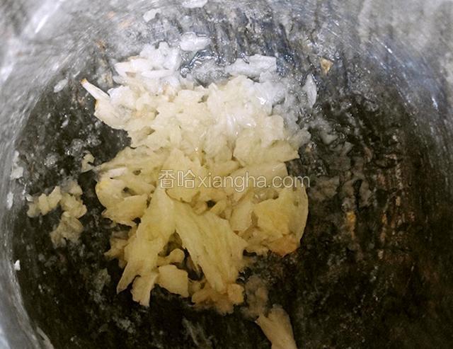 大蒜杵成蒜泥，或者切成蒜末，大蒜尽量多一点