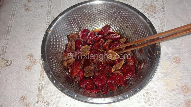 把煮好的红枣晾凉后去枣核备用