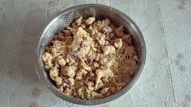 把粘米面放入煮好的红枣内和成面团