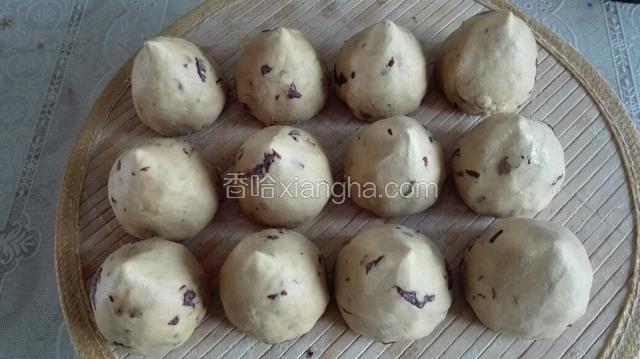 把和好的面团捏成窝头状