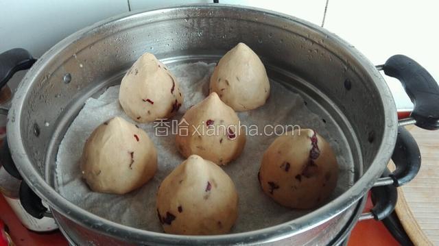 把捏好的年糕放入笼屉内