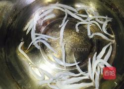 莼菜银鱼羹的做法图解2