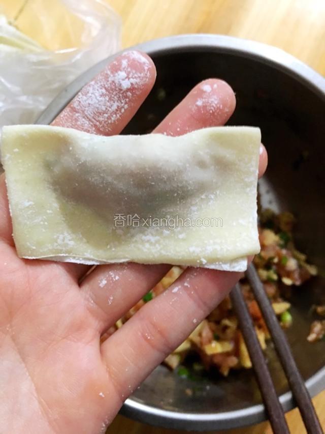 两边沾水对折