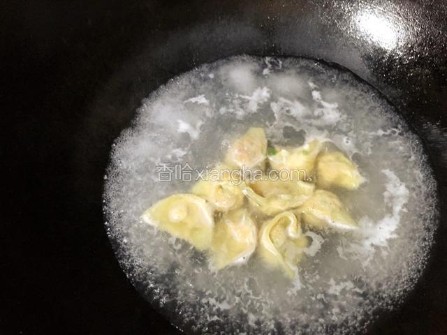 水煮开后放入馄饨略煮一会儿