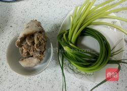蒜苔炒肘花肉的做法图解1