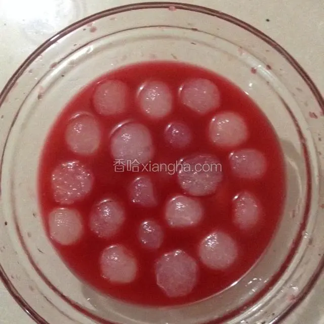 将焯过水的冬瓜球沥干水净泡在杨梅汁里4个小时。