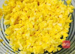 大嘴可颂——奶酪鸡蛋餐肉三明治的做法图解2