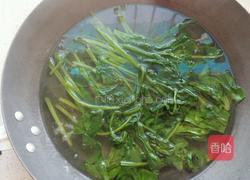 凉拌核桃仁菠菜的做法图解1