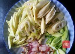 雪菜腊肉炒野笋的做法图解2