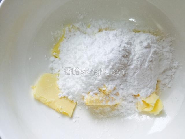 软化好黄油后，加入糖粉，搅拌均匀