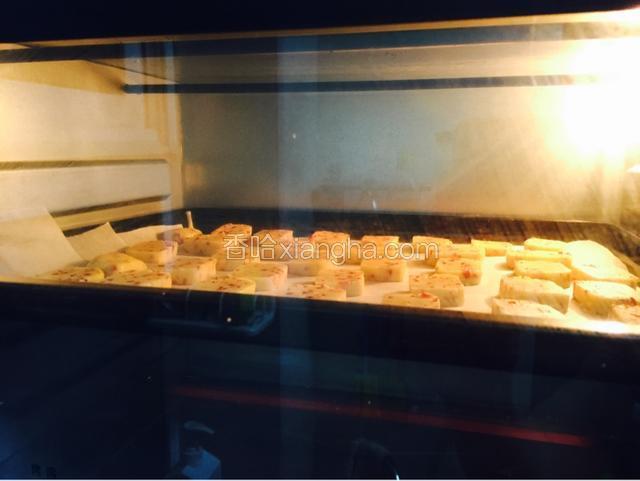 烤箱170度预热五分钟，红管变黑就好，烤20分钟，上面上色就好了，颜色不用太深，特别好熟。
