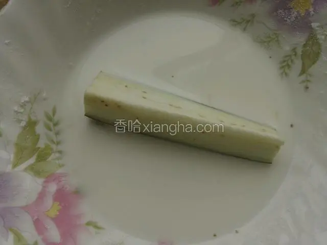 锅中烧油至6成肉时，茄子条蘸水淀粉，下锅炸制。