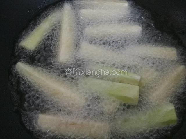 炸4分钟(要根据自己家的火候)