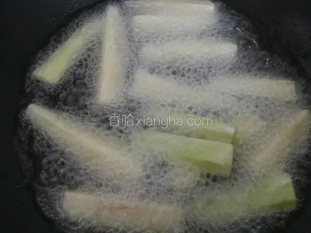 炸4分钟(要根据自己家的火候)