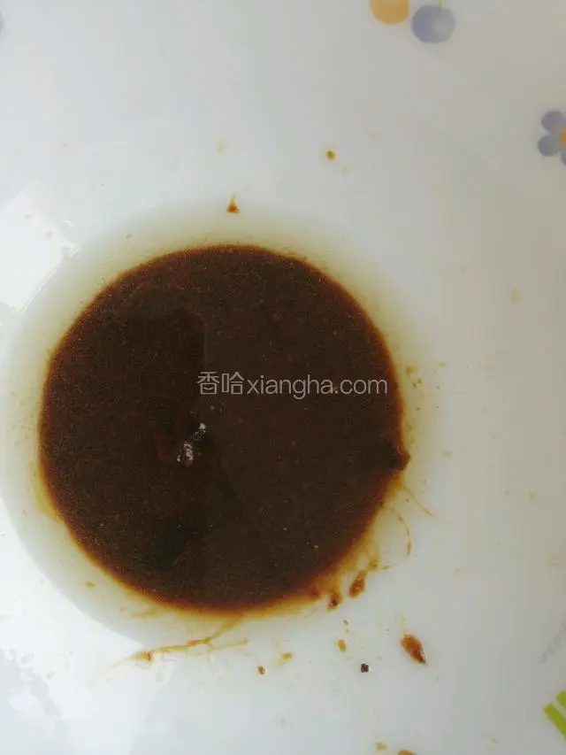 准备一碗，加入香其酱，陈醋，鸡粉，香油，花椒油，白糖，再淋入少许明油搅拌均匀。