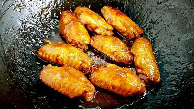 待锅内汤汁收干时鸡翅也就熟了。