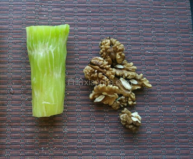 准备食材，莴笋去皮。
