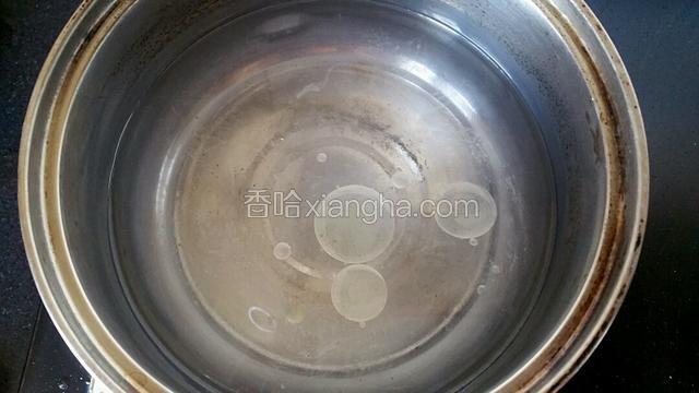 水烧开，锅内加入少许食用油
