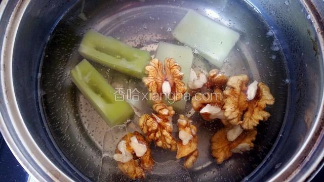放入核桃仁和莴笋，水开1分钟左右