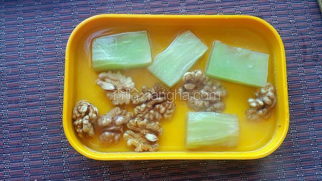 捞出放在凉水中浸泡一会儿
