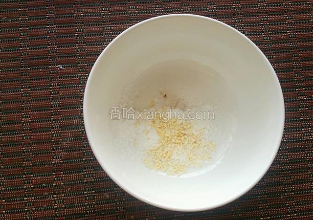 锅内加少量水，放入水淀粉，盐，鸡精烧成淋汁加入少许香油出锅淋在莴笋核桃上