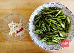 果仁拌芦笋的做法图解2