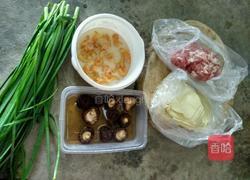 韭菜香菇虾米猪肉饺的做法图解1